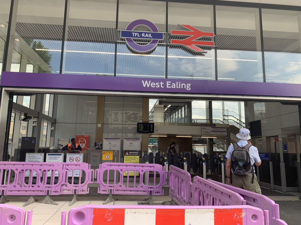 Du khách có thể dễ dàng tới Drayton Court bằng tàu. Nhà ga West Ealing chỉ cách khách sạn chừng 2 phút đi bộ. (Ảnh: Hợp Nguyễn/Vietnam+)