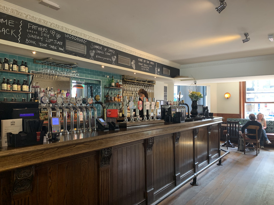 Quán bar tĩnh lặng. (Ảnh: Hợp Nguyễn/Vietnam+)