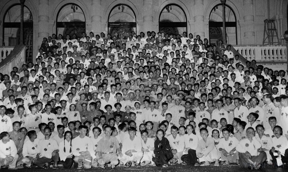 Chủ tịch Hồ Chí Minh với đại biểu dự Đại hội liên hoan Anh hùng, Chiến sỹ thi đua Công-Nông-Binh toàn quốc lần thứ II (Hà Nội, 7/7/1958). (Ảnh: TTXVN)