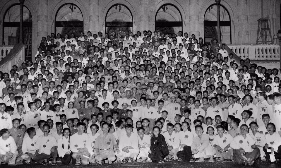 Chủ tịch Hồ Chí Minh với đại biểu dự Đại hội liên hoan Anh hùng, Chiến sỹ thi đua Công-Nông-Binh toàn quốc lần thứ II (Hà Nội, 7/7/1958). (Ảnh: TTXVN)