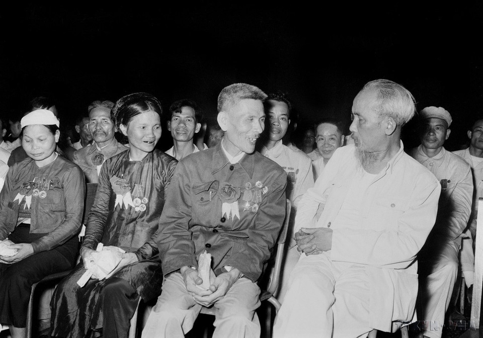 Chủ tịch Hồ Chí Minh nói chuyện thân mật với Anh hùng Lao động Nguyễn Phúc Đồng (Ngành Quân giới) và nữ Anh hùng Nguyễn Thị Năm (Dệt Nam Định) trong buổi họp mặt các đại biểu dự Đại hội liên hoan Anh hùng, Chiến sỹ thi đua Công-Nông-Binh toàn quốc lần thứ II (Hà Nội, 7/7/1958). (Ảnh: TTXVN)