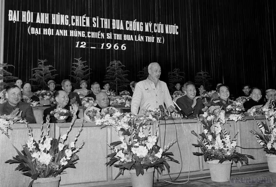 Chủ tịch Hồ Chí Minh phát biểu tại Đại hội Anh hùng, Chiến sỹ thi đua chống Mỹ, cứu nước (Đại hội Anh hùng Chiến sỹ thi đua lần thứ IV) tháng 12/1966, tại Hà Nội. (Ảnh: TTXVN)
