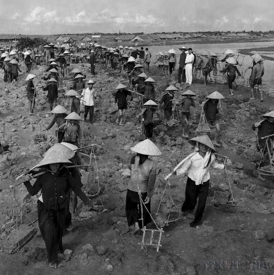 Công trường Đại thủy nông Bắc–Hưng–Hải, công trình thủy lợi lớn nhất miền Bắc những năm 60 của thế kỷ 20, với chiều dài hệ thống kênh chính lên đến trên 200km, là một trong những ngọn cờ thi đua xây dựng CNXH ở miền Bắc. (Ảnh: Hữu Ngôi/TTXVN)