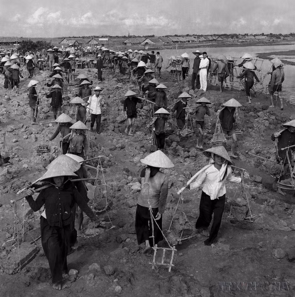 Công trường Đại thủy nông Bắc–Hưng–Hải, công trình thủy lợi lớn nhất miền Bắc những năm 60 của thế kỷ 20, với chiều dài hệ thống kênh chính lên đến trên 200km, là một trong những ngọn cờ thi đua xây dựng CNXH ở miền Bắc. (Ảnh: Hữu Ngôi/TTXVN)