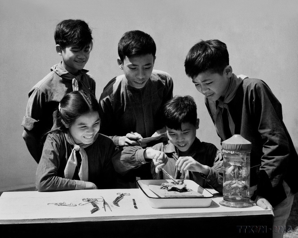 Từ cuối năm 1960, Trường Phổ thông cấp II Bắc Lý (Hà Nam) là lá cờ đầu của ngành Giáo dục trong thực hiện phương châm “Học phải đi đôi với hành, lý luận gắn với thực tiễn, nhà trường gắn liền với xã hội”. Phong trào “Tiếng trống Bắc Lý” đã nhanh chóng trở thành một trong các phong trào thi đua tiêu biểu của ngành giáo dục giai đoạn bấy giờ. (Ảnh: TTXVN)