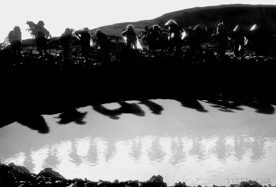 10/12 cô gái thanh niên xung phong tham gia lấp hố bom ở Ngã ba Đồng Lộc (Hà Tĩnh) đã hiến dâng cuộc đời và tuổi thanh xuân cho sự nghiệp giải phóng dân tộc. (Ảnh: Văn Sắc/TTXVN)