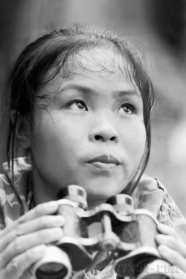  Suốt 200 ngày đêm ròng rã đếm bom rơi và cắm tiêu xác định vị trí bom ở trọng điểm Ngã ba Đồng Lộc (Hà Tĩnh), nữ Anh hùng La Thị Tám cùng đồng đội đã góp phần quan trọng thông đường cho những chuyến xe ra tiền tuyến trong kháng chiến chống Mỹ, cứu nước. (Ảnh: Văn Bảo/TTXVN)