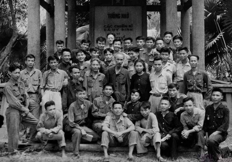 Chủ tịch Hồ Chí Minh với đại biểu dự Đại hội Chiến sỹ thi đua và Cán bộ gương mẫu toàn quốc tại Việt Bắc (1-6/5/1952). (Ảnh: TTXVN)