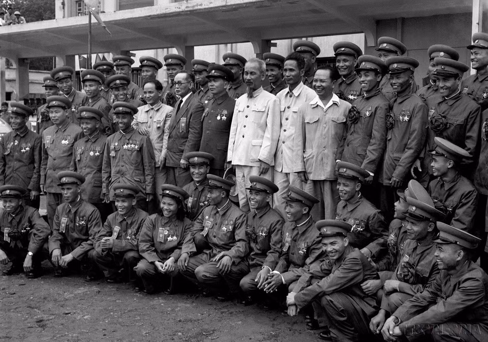 Chủ tịch Hồ Chí Minh và lãnh đạo Đảng, Nhà nước với 43 Anh hùng Lực lượng vũ trang nhân dân tham dự Đại hội Anh hùng, Chiến sỹ thi đua toàn quân lần thứ 3 (Hà Nội, ngày 7/5/1956). (Ảnh: TTXVN)