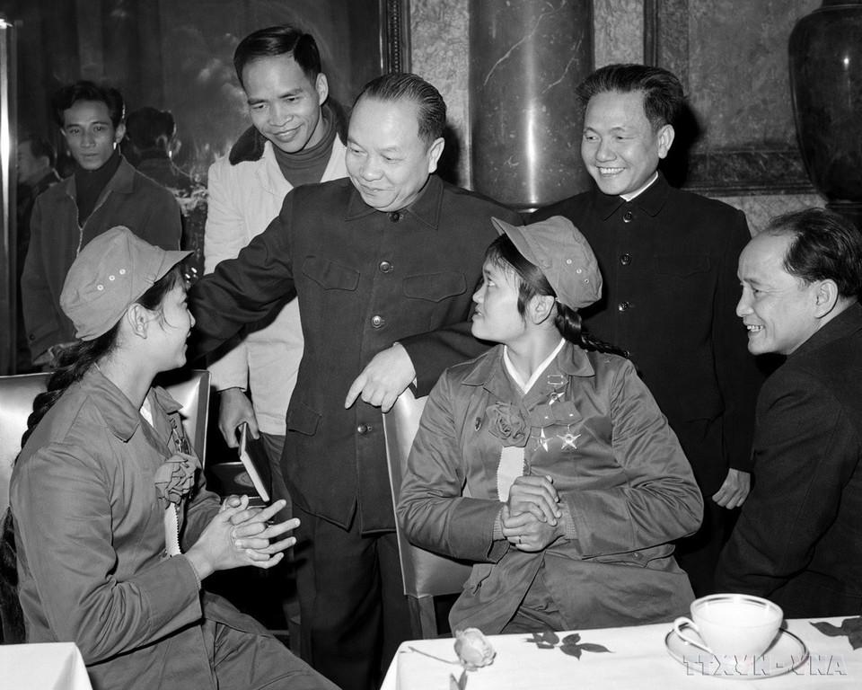 Chủ tịch Ủy ban Thường vụ Quốc hội Trường Chinh, Phó Thủ tướng Lê Thanh Nghị, Chủ tịch Tổng Công đoàn Việt Nam Hoàng Quốc Việt với các nữ Anh hùng dân quân Trần Thị Lý và Ngô Thị Tuyển, tại Đại hội Anh hùng, Chiến sỹ thi đua lần thứ IV (1966). (Ảnh: TTXVN)