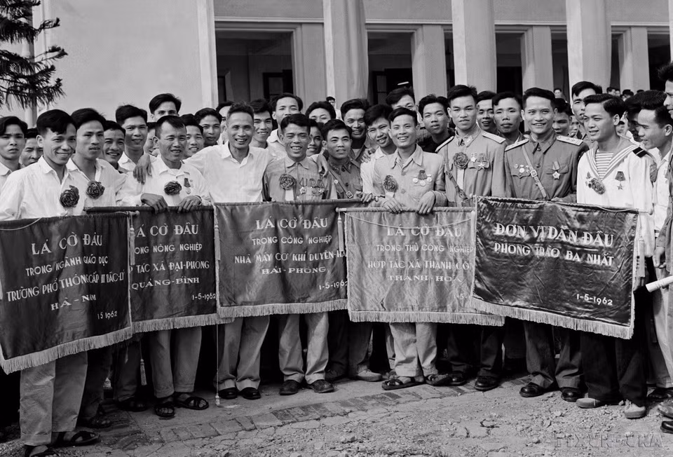 Thủ tướng Phạm Văn Đồng chụp ảnh kỷ niệm với đại diện 5 đơn vị đạt danh hiệu “Lá cờ đầu” trong phong trào thi đua, tại Đại hội Anh hùng, Chiến sỹ thi đua toàn quốc lần III (Hà Nội, ngày 1/5/1962). (Ảnh: TTXVN)