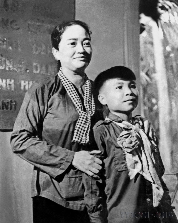 Bà Nguyễn Thị Định, Phó Tư lệnh Quân Giải phóng miền Nam Việt Nam và em Hồ Văn Mến, dũng sỹ diệt Mỹ nhỏ tuổi nhất, tại Đại hội Anh hùng, Chiến sỹ thi đua, dũng sỹ các LLVTND miền Nam Việt Nam lần thứ hai (9/1967). (Ảnh: Phước Mai/TTXVN)