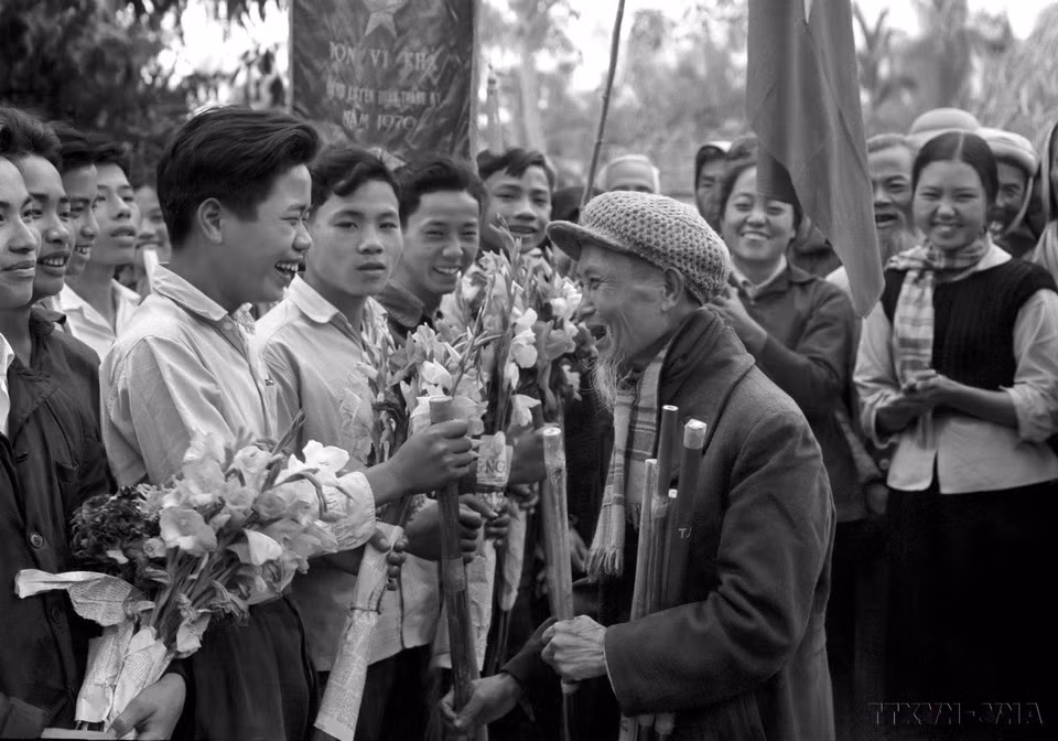 Phong trào “Chiếc gậy Trường Sơn” được phát động rộng khắp ở miền Bắc, góp phần động viên và tạo thêm sức mạnh cho lớp lớp thanh niên vượt Trường Sơn vào miền Nam đánh Mỹ. (Ảnh: TTXVN)