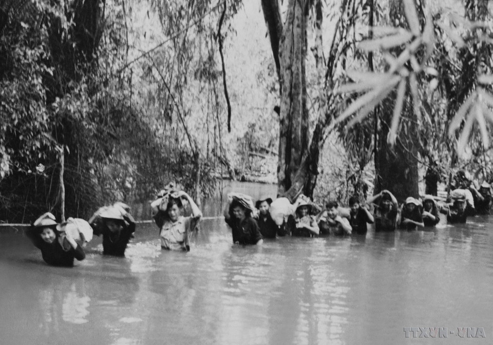  Đoàn đại biểu các lực lượng vũ trang nhân dân giải phóng miền Đông Nam Bộ trên đường đi dự Đại hội Anh hùng, Chiến sỹ thi đua, dũng sỹ các lực lượng vũ trang nhân dân miền Nam lần thứ hai (tháng 9/1967). (Ảnh: Lê Ánh Sơn/TTXVN)