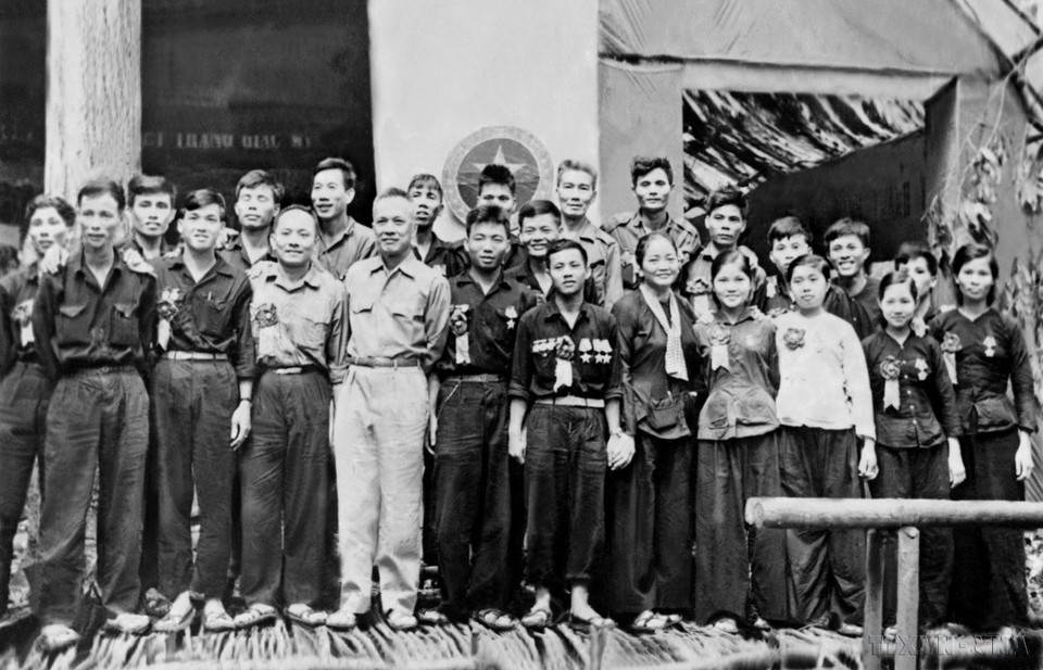 Chủ tịch Mặt trận Dân tộc Giải phóng miền Nam Việt Nam Nguyễn Hữu Thọ với các đại biểu tại Đại hội Anh hùng, Chiến sỹ thi đua, dũng sỹ các LLVTND miền Nam Việt Nam lần thứ hai, tổ chức tại Vùng giải phóng (9/1967). (Ảnh: Minh Hòa/TTXVN)