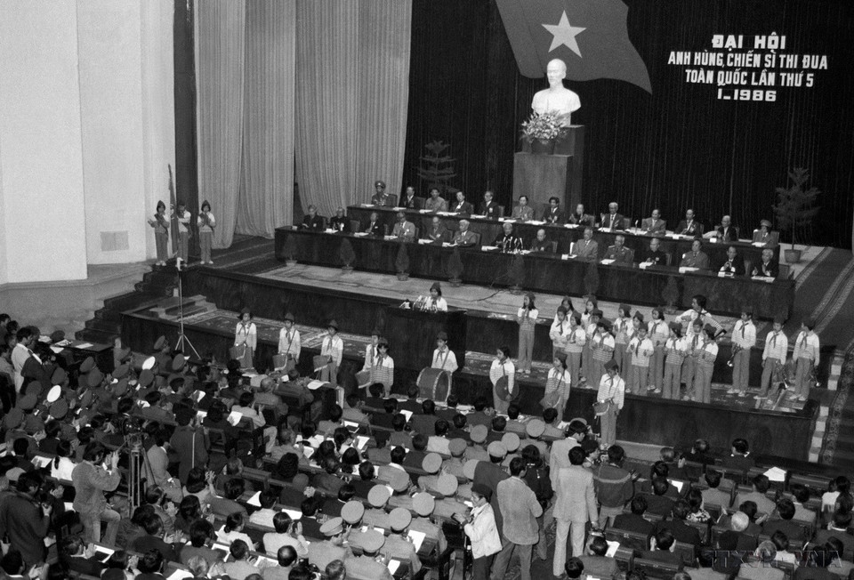 Thiếu niên, nhi đồng Thủ đô chào mừng Đại hội Anh hùng, Chiến sỹ thi đua toàn quốc lần thứ V, khai mạc sáng 16/1/1986, tại Hà Nội. (Ảnh: Kim Hùng/TTXVN)