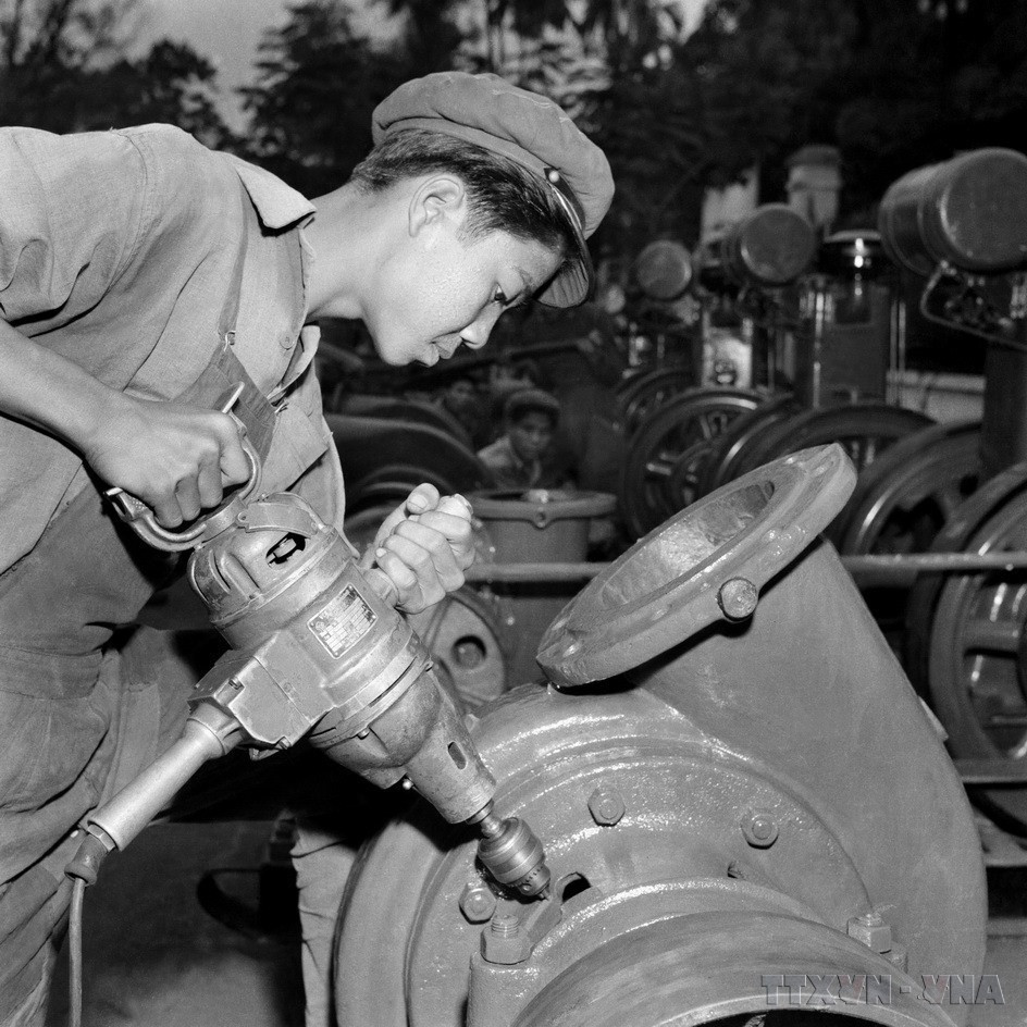 Công nhân Nhà máy Cơ khí Duyên Hải (Hải Phòng), lá cờ đầu của ngành công nghiệp gấp rút hoàn thành kế hoạch sản xuất bổ sung máy bơm nước để cung cấp cho các hợp tác xã kịp làm vụ Đông Xuân 1961-1962. (Ảnh: Vũ Tín/TTXVN)