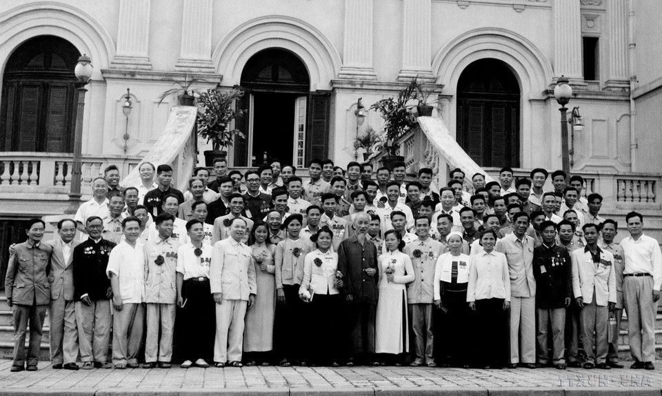 Ngày 6/5/1962, tại Phủ Chủ tịch, Chủ tịch Hồ Chí Minh gặp mặt các Anh hùng, Chiến sỹ thi đua từ Đại hội Anh hùng, Chiến sỹ thi đua lần thứ I (1952) đến Đại hội Anh hùng, Chiến sỹ thi đua lần thứ III (1962). (Ảnh: TTXVN)