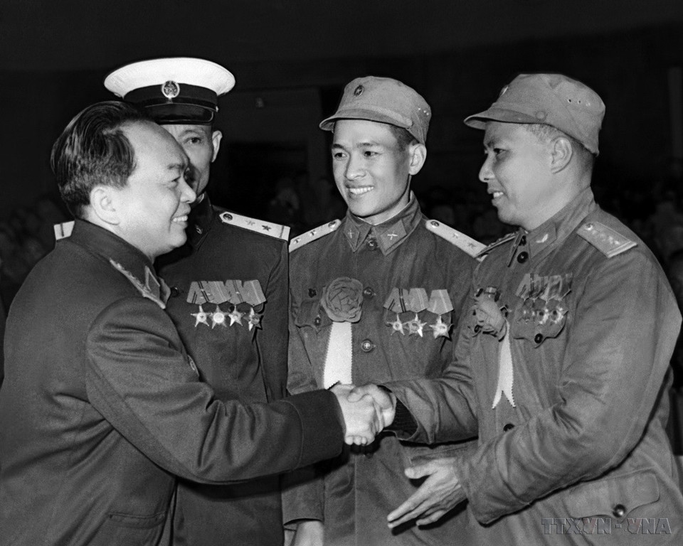 Đại tướng Võ Nguyên Giáp gặp gỡ các Anh hùng thuộc lực lượng không quân, hải quân và tên lửa phòng không, tại Đại hội Anh hùng, Chiến sỹ thi đua toàn quốc lần thứ IV (1966). (Ảnh: TTXVN)