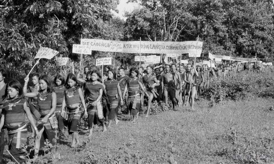 Hưởng ứng phong trào giữ đất “Một tấc không đi, một ly không rời” diễn ra khắp vùng nông thôn Nam bộ và Tây Nguyên, đồng bào các dân tộc Pleiku biểu tình chống lại chính sách dồn dân, lập ấp chiến lược của Mỹ-Ngụy, quyết tâm lập làng chiến đấu. (Ảnh: TTXVN)