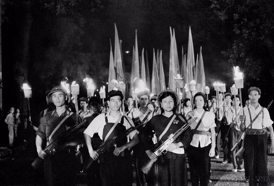 Tháng 5/1964, phong trào “Ba sẵn sàng” được phát động trong thanh niên Thủ đô, sau đó lan rộng khắp miền Bắc, góp phần quan trọng vào thắng lợi của cuộc kháng chiến chống Mỹ, cứu nước. (Ảnh: TTXVN)