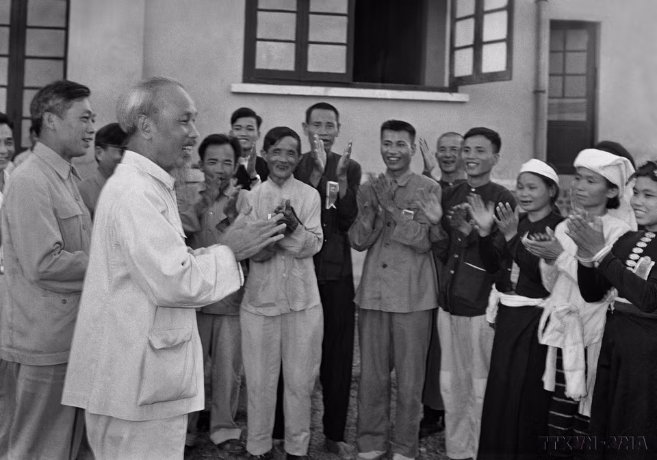 Chủ tịch Hồ Chí Minh gặp gỡ đại biểu dự Đại hội liên hoan Anh hùng, Chiến sỹ thi đua ngành Nông nghiệp và Đổi công toàn quốc (Hà Nội, 23/5/1957). (Ảnh: TTXVN)
