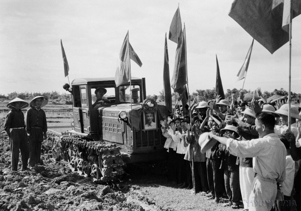 Chiếc máy cày của Chủ tịch Hồ Chí Minh tặng Hợp tác xã Đại Phong (Quảng Bình), lá cờ đầu của ngành nông nghiệp, thực hiện luống cày đầu trước sự vui mừng của bà con xã viên (tháng 6/1961). (Ảnh: Văn Thượng/TTXVN)