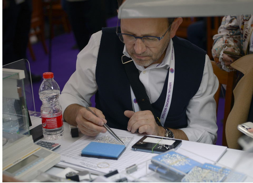 Lựa chọn kim cương là một công việc đòi hỏi sự cẩn thận, tỉ mỉ. (Ảnh: Quang Minh/TTXVN)