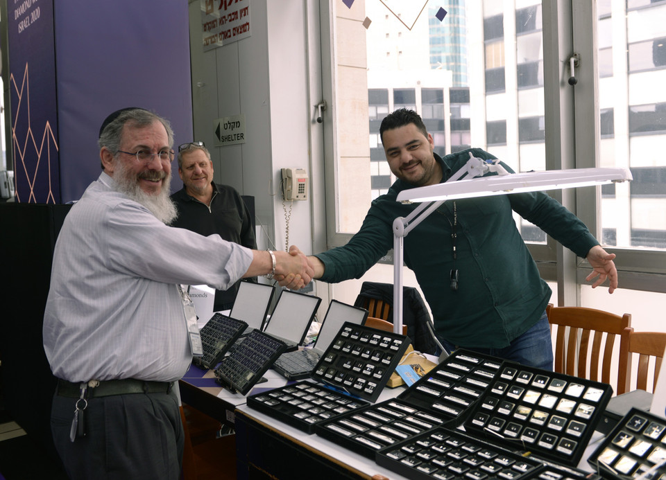 Hội chợ kim cương thường niên lớn nhất khu vực Trung Đông có sự tham gia của hàng trăm khách hàng và công ty kinh doanh trong lĩnh vực này. (Ảnh: Quang Minh/TTXVN)