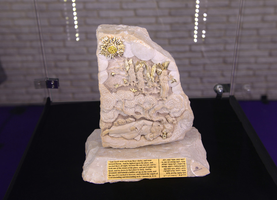 Một tác phẩm trong bộ sưu tập Trang sức Đá Jerusalem Moriah của công ty IDC trưng bày tại Hội chợ, ghi lại một đoạn trong Kinh thánh. (Ảnh: Quang Minh/TTXVN)