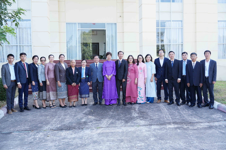 Đoàn đại biểu TTXVN và Đoàn đại biểu KPL chụp ảnh chung.(Ảnh: Đỗ Bá Thành/TTXVN)