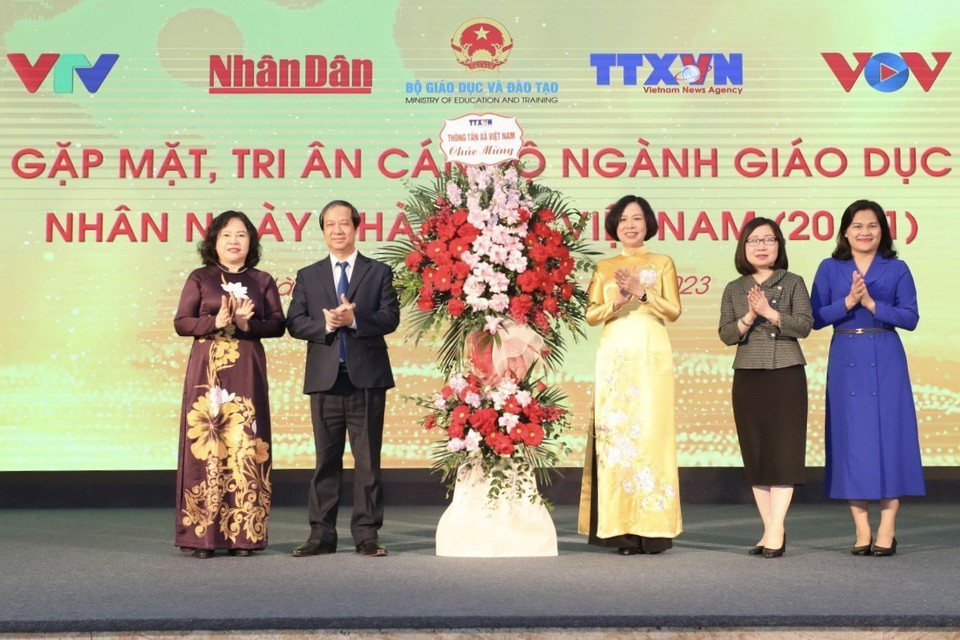 Tổng Giám đốc Vũ Việt Trang thay mặt cán bộ, phóng viên, biên tập viên TTXVN tặng hoa chúc mừng Bộ trưởng Bộ Giáo dục và Đào tạo Nguyễn Kim Sơn cùng toàn thể cán bộ, các thầy cô giáo nhân Ngày Nhà giáo Việt Nam. (Ảnh: Minh Đức/TTXVN)