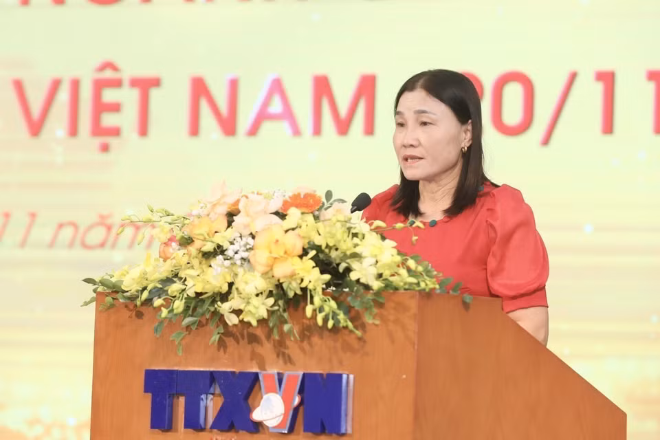 Cô giáo Hoàng Thị Thưu, Trường Tiểu học Hương Liên, xã Hương Liên, huyện Hương Khê, tỉnh Hà Tĩnh có 27 năm gắn bó với học sinh dân tộc Chứt, một trong số các dân tộc rất ít người của Việt Nam, phát biểu, chia sẻ về hành trình gieo mầm tri thức của mình. (Ảnh: Minh Quyết/TTXVN)