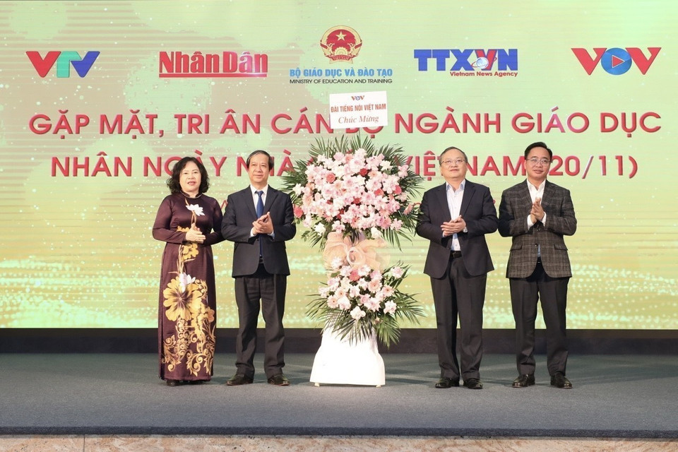 Ban lãnh đạo cơ quan Đài Tiếng nói Việt Nam tặng hoa chúc mừng Bộ Giáo dục và Đào tạo nhân ngày Nhà giáo Việt Nam 20/11. (Ảnh: Minh Quyết/TTXVN)