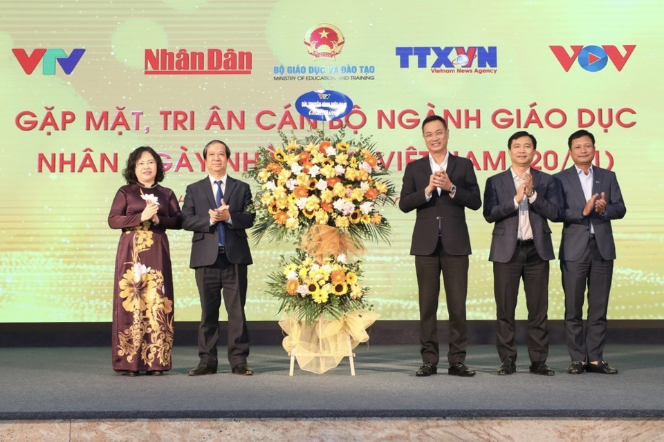 Ban lãnh đạo cơ quan Đài Truyền hình Việt Nam tặng hoa chúc mừng Bộ Giáo dục và Đào tạo nhân ngày Nhà giáo Việt Nam 20/11. (Ảnh: Minh Quyết/TTXVN)