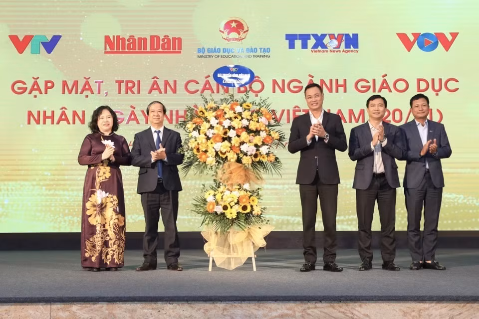 Ban lãnh đạo cơ quan Đài Truyền hình Việt Nam tặng hoa chúc mừng Bộ Giáo dục và Đào tạo nhân ngày Nhà giáo Việt Nam 20/11. (Ảnh: Minh Quyết/TTXVN)