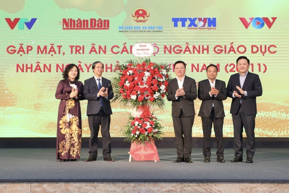 Ban lãnh đạo cơ quan Báo Nhân Dân tặng hoa chúc mừng Bộ Giáo dục và Đào tạo nhân ngày Nhà giáo Việt Nam 20/11. (Ảnh: Minh Quyết/TTXVN)