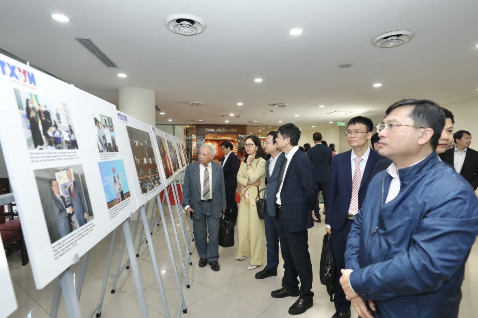 Đại biểu tham quan trưng bày những hình ảnh tiêu biểu về ngành giáo dục và đào tạo, do TTXVN thực hiện. (Ảnh: Minh Quyết/TTXVN)