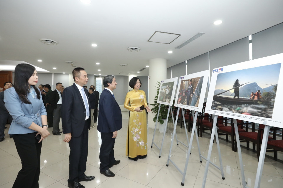 Tổng Giám đốc TTXVN Vũ Việt Trang giới thiệu với Bộ trưởng Bộ Giáo dục và Đào tạo Nguyễn Kim Sơn và đại biểu về trưng bày những hình ảnh tiêu biểu của ngành giáo dục do TTXVN thực hiện. (Ảnh: Minh Quyết/TTXVN)