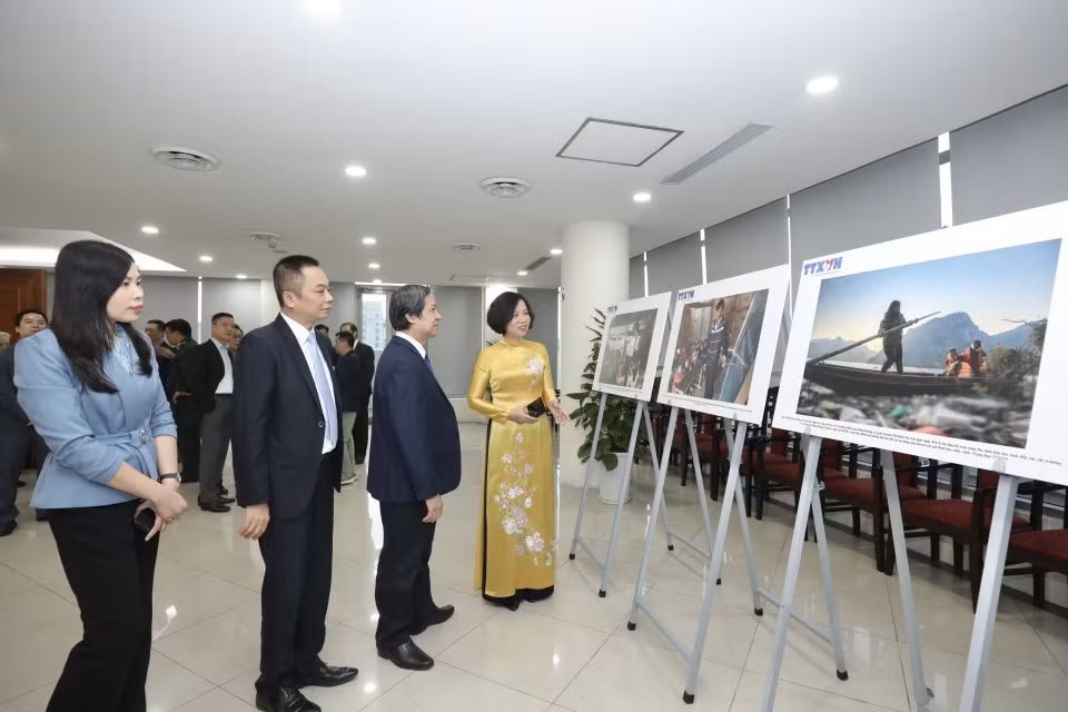 Tổng Giám đốc TTXVN Vũ Việt Trang giới thiệu với Bộ trưởng Bộ Giáo dục và Đào tạo Nguyễn Kim Sơn và đại biểu về trưng bày những hình ảnh tiêu biểu của ngành giáo dục do TTXVN thực hiện. (Ảnh: Minh Quyết/TTXVN)