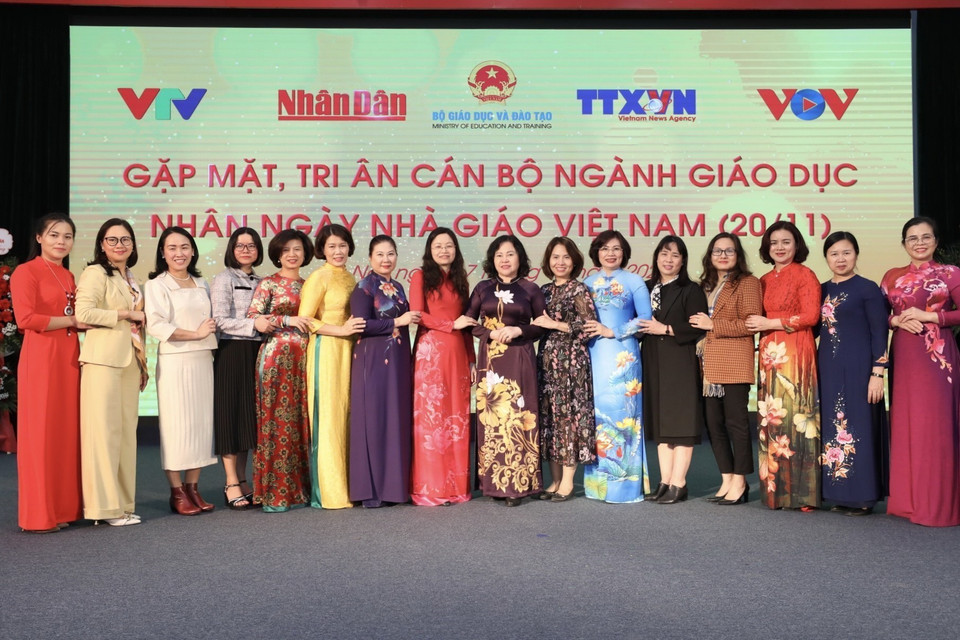 Các cán bộ quản lý, nhà giáo tham dự buổi gặp mặt. (Ảnh: Minh Quyết/TTXVN)