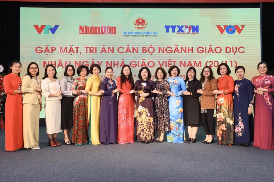Các cán bộ quản lý, nhà giáo tham dự buổi gặp mặt. (Ảnh: Minh Quyết/TTXVN)