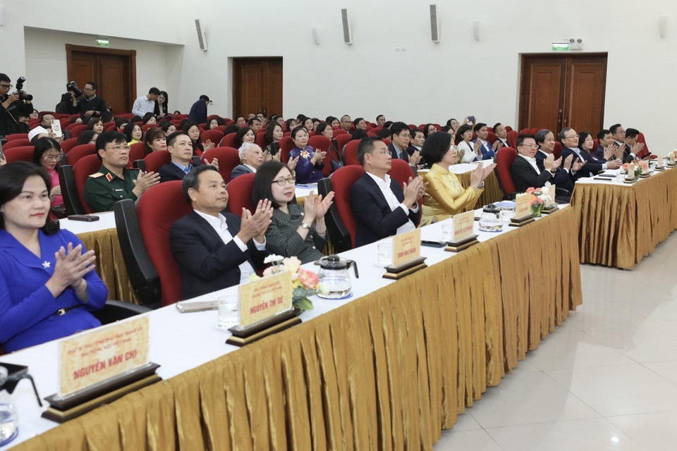 Các đại biểu tham dự Chương trình gặp mặt, tri ân cán bộ ngành giáo dục nhân ngày Nhà giáo Việt Nam 20/11. (Ảnh: Minh Quyết/TTXVN)