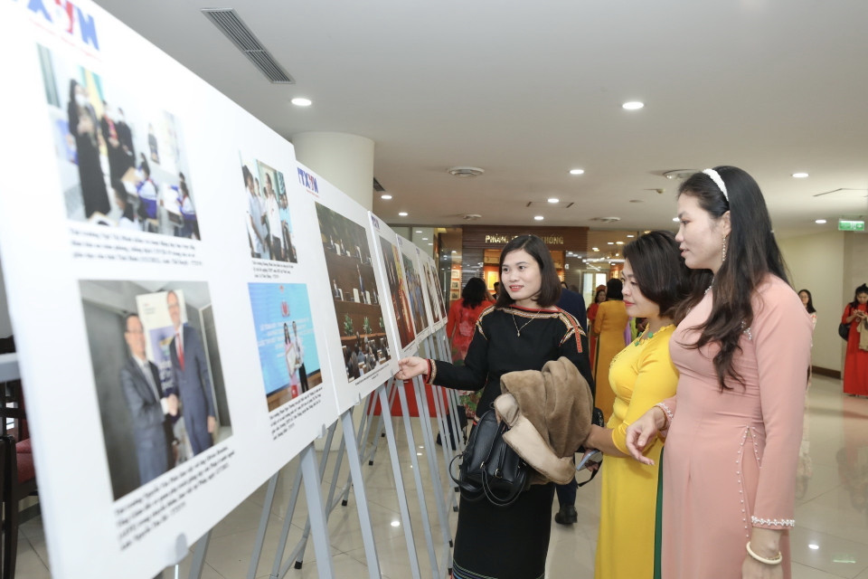 Đại biểu tham quan trưng bày những hình ảnh tiêu biểu về ngành giáo dục và đào tạo, do TTXVN thực hiện. (Ảnh: Minh Quyết/TTXVN)