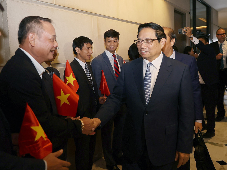 Cán bộ, nhân viên Đại sứ quán Việt Nam tại Hoa Kỳ đón Thủ tướng Phạm Minh Chính. (Ảnh: Dương Giang/TTXVN)