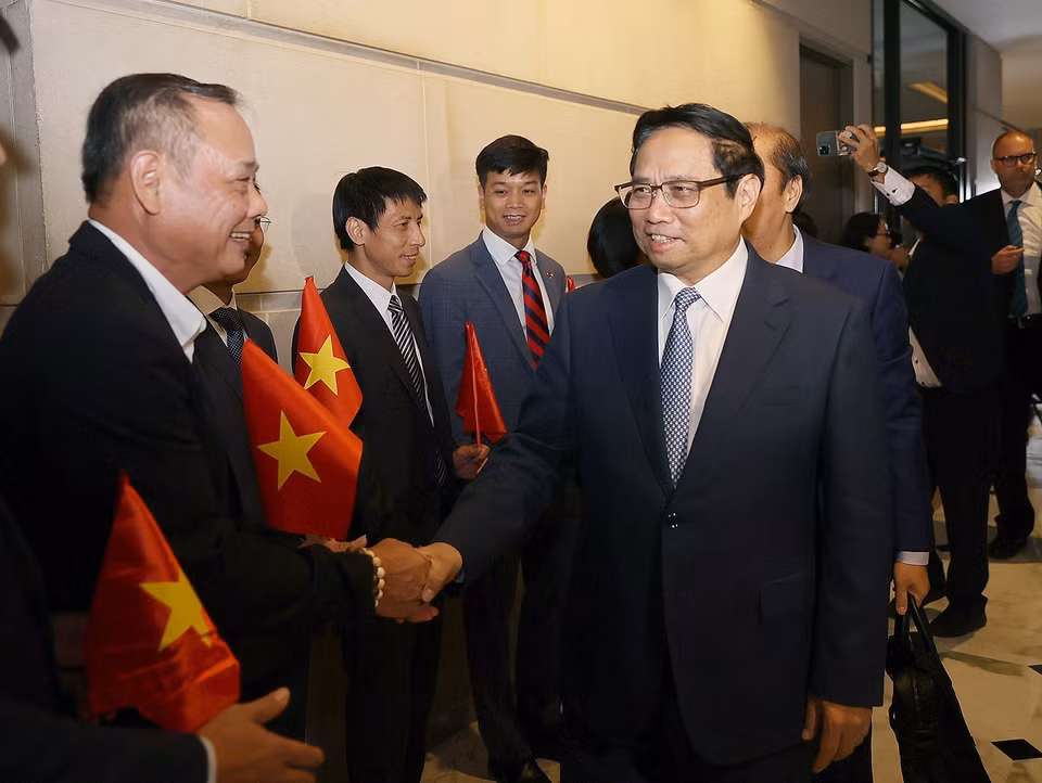 Cán bộ, nhân viên Đại sứ quán Việt Nam tại Hoa Kỳ đón Thủ tướng Phạm Minh Chính. (Ảnh: Dương Giang/TTXVN)