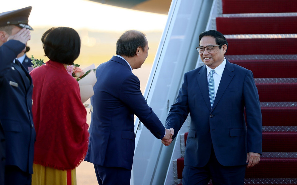 Đại sứ Việt Nam tại Hoa Kỳ Nguyễn Quốc Dũng đón Thủ tướng Phạm Minh Chính. (Ảnh: Dương Giang/TTXVN)