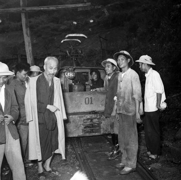 Chủ tịch Hồ Chí Minh thăm cơ sở sản xuất của mỏ thiếc Tĩnh Túc (Cao Bằng), ngày 15/9/1958. (Ảnh: Tư liệu TTXVN)