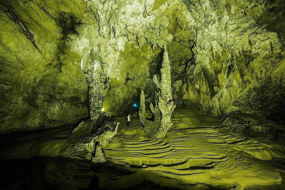 Ngày 12/4/2018, UNESCO đã thông qua Nghị quyết công nhận Công viên Địa chất Non nước Cao Bằng là Công viên Địa chất Toàn cầu. Trong ảnh: Động Ngườm Ngao (huyện Trùng Khánh) nằm trong Công viên Địa chất Toàn cầu, là một trong những hang động đẹp nhất Việt Nam bởi hệ thống nhũ đá và măng đá tạo nên những khung cảnh thật sinh động, kì thú. (Ảnh: Thanh Hà/TTXVN)