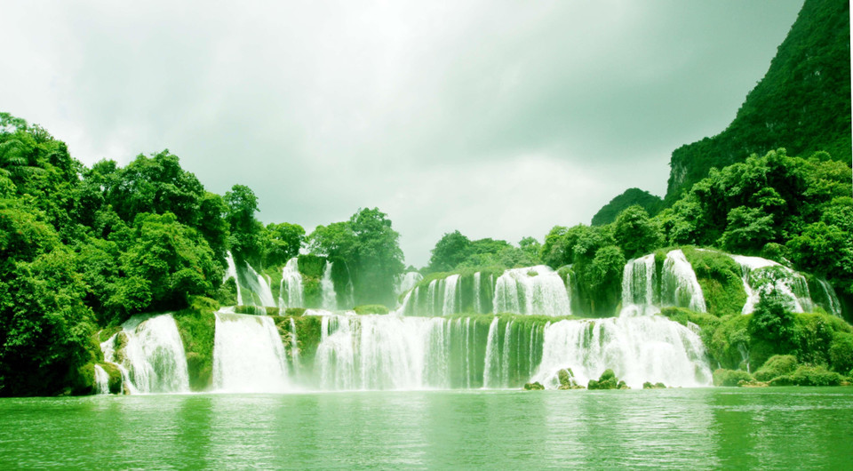 Vẻ đẹp của thác Bản Giốc, biên giới tự nhiên Việt Nam - Trung Quốc, một trong 4 thác nước lớn nhất thế giới nằm ở khu vực biên giới của các quốc gia; là thác nước cao, hùng vĩ và đẹp vào bậc nhất của Đông Nam Á. Thác Bản Giốc thuộc địa phận xã Đàm Thủy, huyện Trùng Khánh, nằm trong Công viên Địa chất Toàn cầu Cao Bằng, được UNESCO công nhận ngày 12/4/2018. (Ảnh: Phương Hoa/TTXVN)